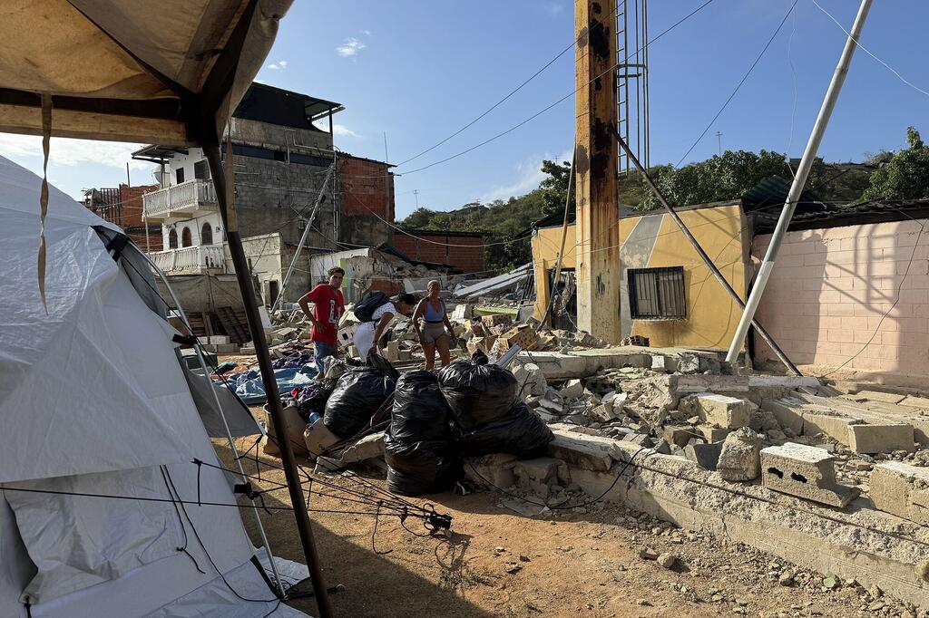Campamento temporal para los desplazados por los terremotos en el Estadio César Nieves en La Guaira, Venezuela. 
